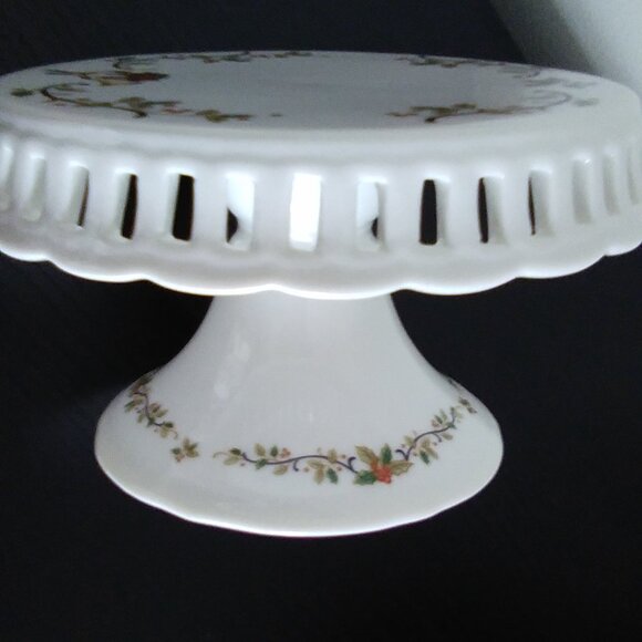 Mikasa 'Holiday Lace' Christmas Porcelain Cake Plate With Delicate Holly Design - Picture 1 of 11